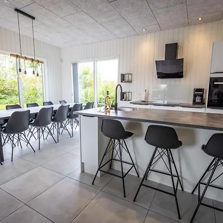 بيت للعطل Large House With Wilderness Bath And Playground *